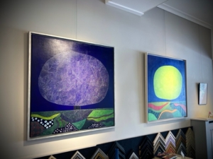 Twee schilderijen van bomen zoals die te zien zijn tijdens de tentoonstelling Bomen en hun verhalen in Mijn Galerie in Hilversum