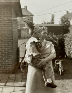 Menselijk of onmenselijk is de vraag. Deze foto illustreert het verhaal van mijn moeder met mij als indiaan verkleed. Het pak heeft mijn moeder zelf gemaakt en het was een verjaardagscadeau. Het is een zwart/wit foto uit de jaren zestig, genomen op 1 oktober in onze achtertuin.