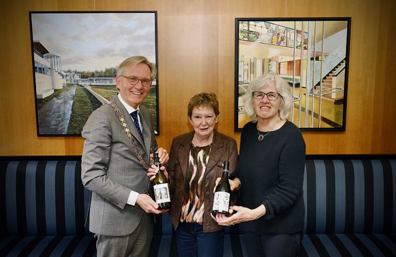 Burgemeester Gerhard van den Top neemt de unieke wijnen van HIlversum 600 jaar in ontvangst