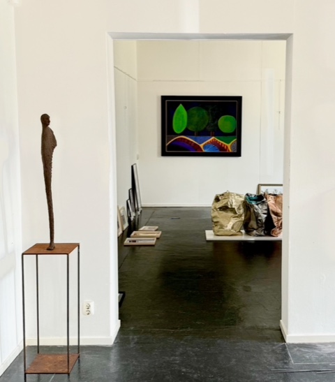 Interieur Galerie Art Hilversum met daarin diverse kunstwerken